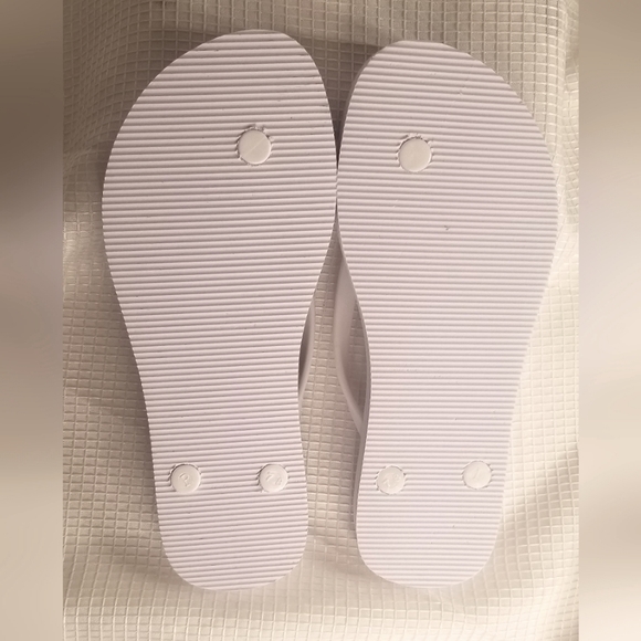 *NWOT* DKNY Flip Flops - Picture 3 of 6